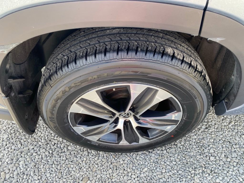 Used 2021 Toyota Highlander XLE AWD/4WD image 26