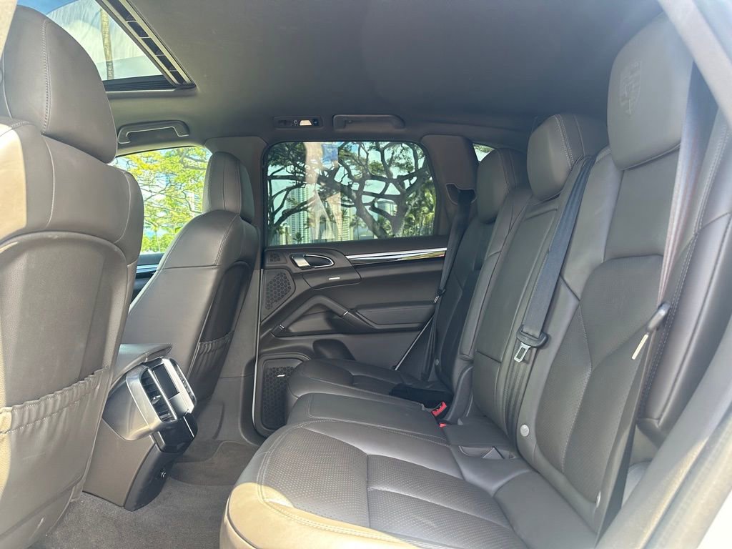 Used 2018 Porsche Cayenne Platinum Edition w/ Premium Package image 11