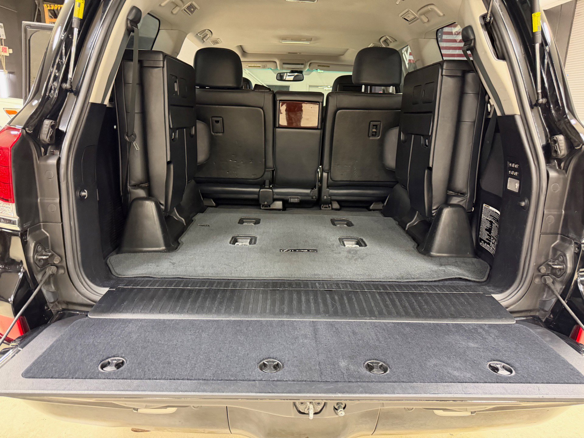 Used 2013 Lexus LX 570 4WD w/ Luxury Pkg w/Pre-crash image 30