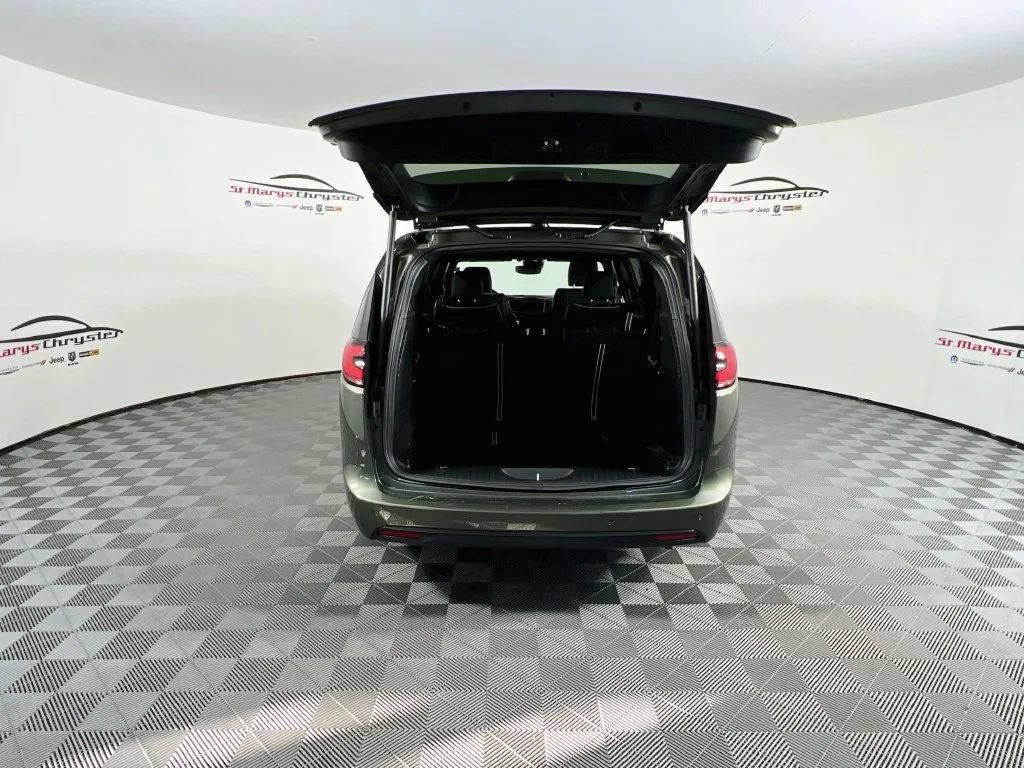 New 2027 Chrysler Pacifica Limited w/ Family Tech Group FWD image 29