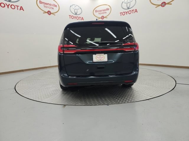 Used 2022 Chrysler Pacifica Limited w/ Uconnect Theater Family Group FWD image 7