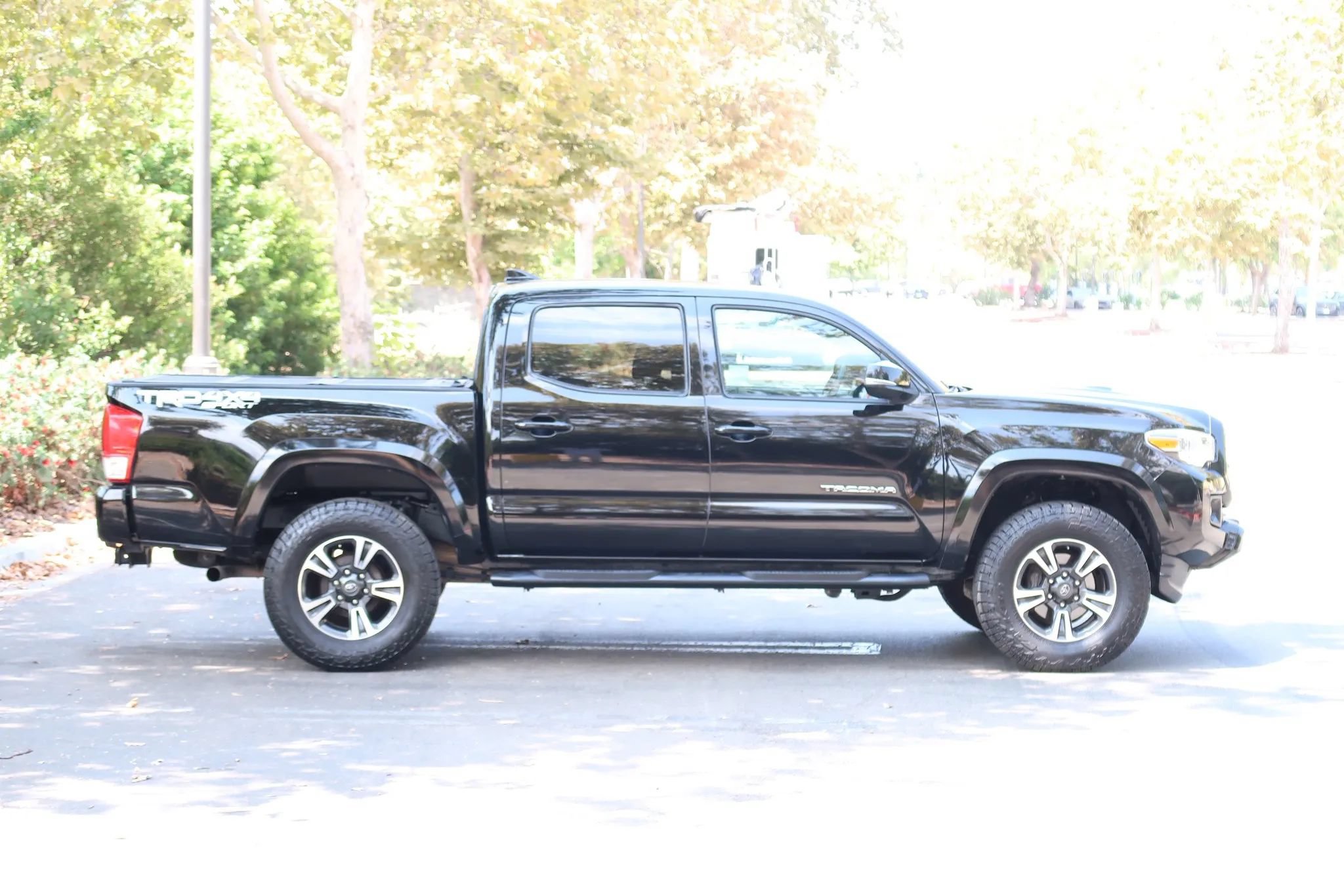 Used 2017 Toyota Tacoma TRD Sport w/ Tow Package (A/T) AWD/4WD image 12