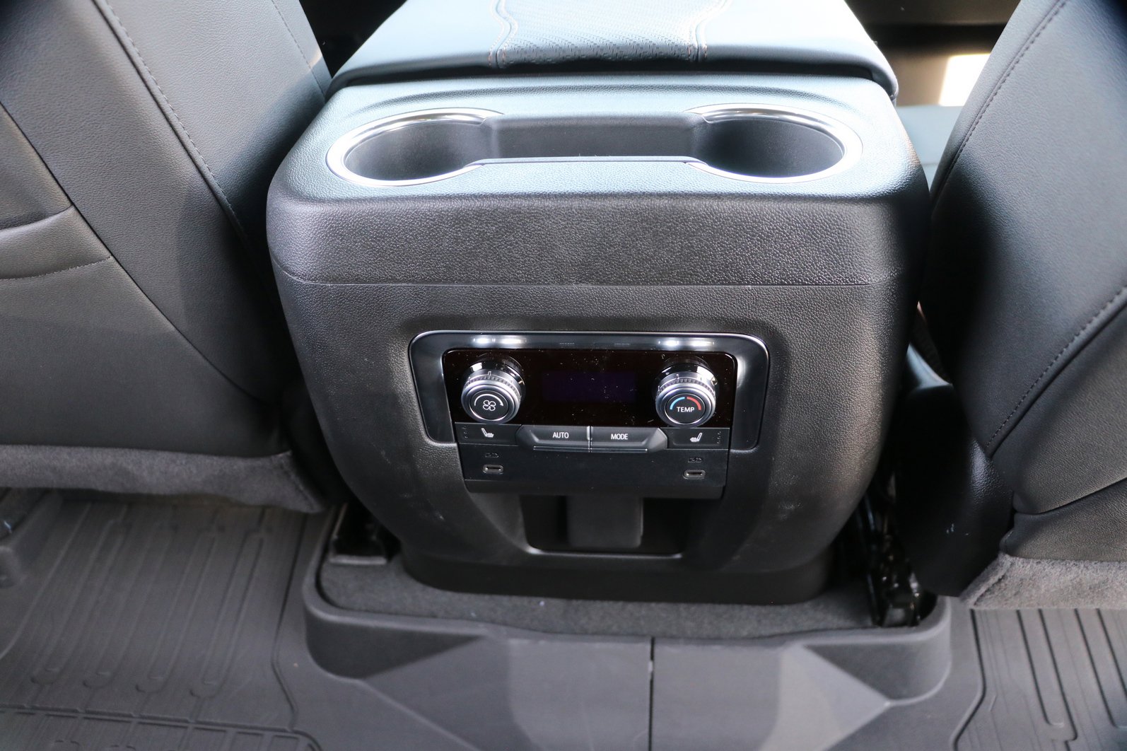 New 2026 GMC Yukon XL AT4 w/ AT4 Premium Package image 33