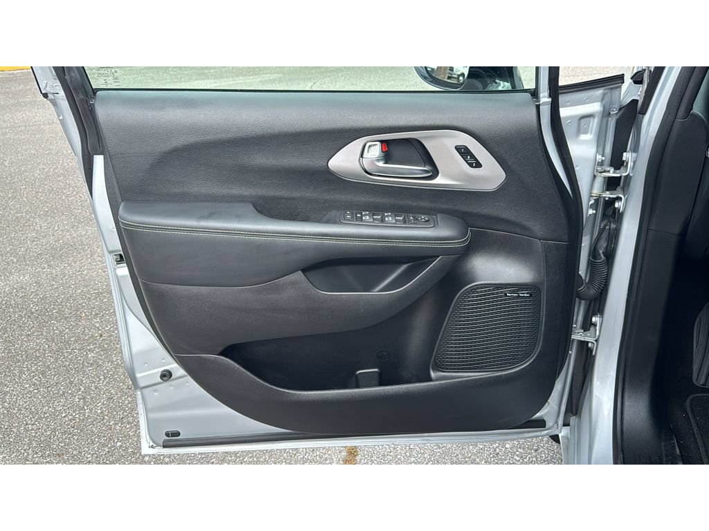 Used 2023 Chrysler Pacifica Limited w/ Uconnect Theater Family Group FWD image 10