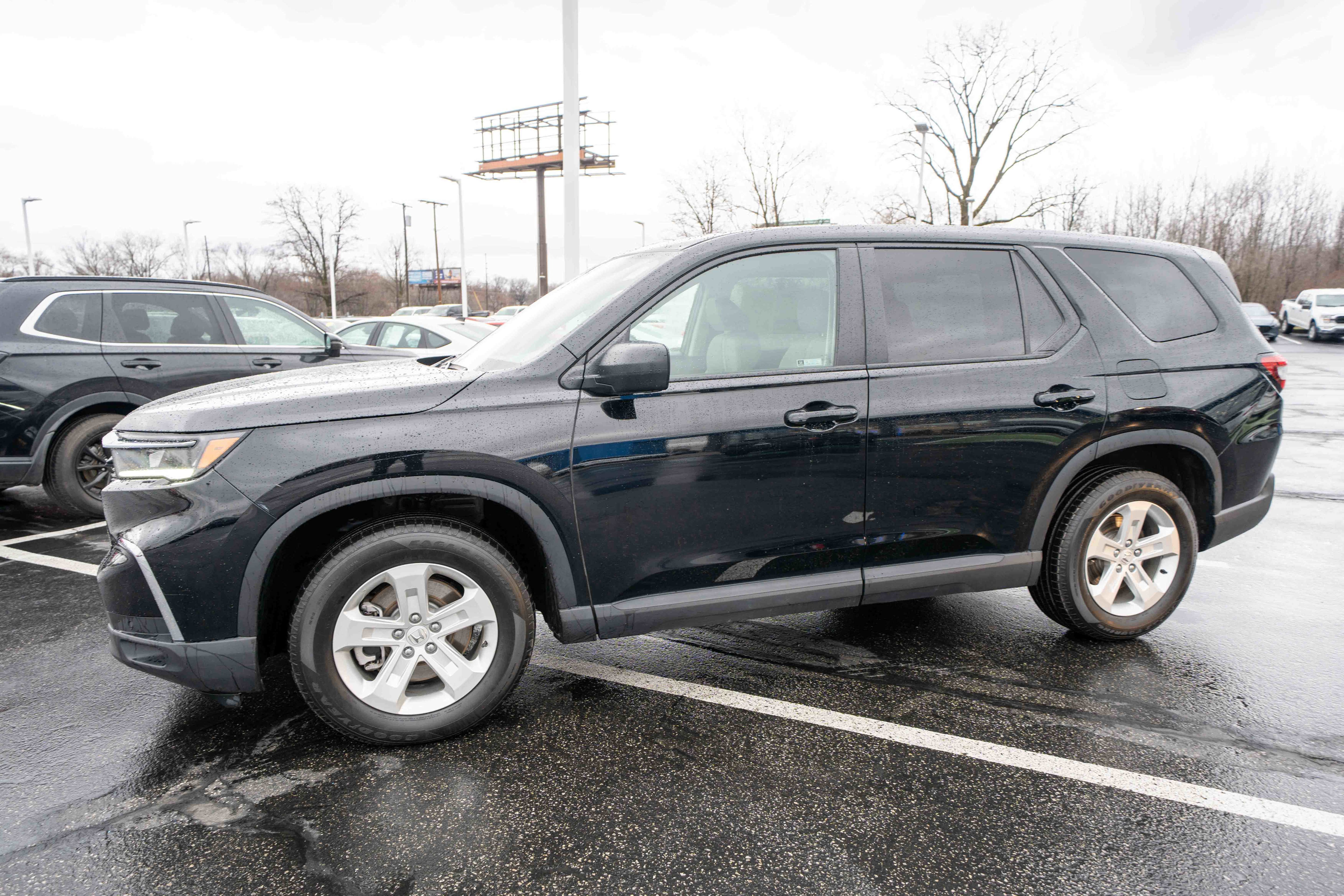 Certified 2023 Honda Pilot LX image 3