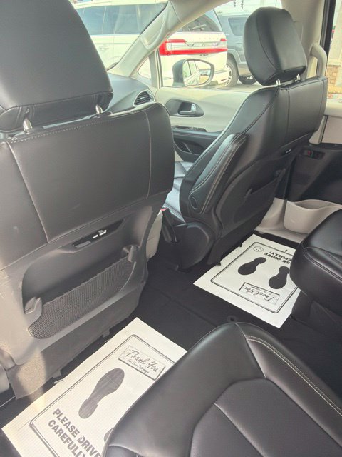 Used 2023 Chrysler Pacifica Touring-L FWD image 12
