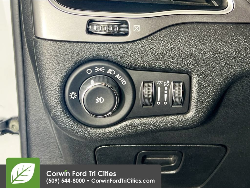 Used 2020 Jeep Cherokee Latitude Plus w/ Cold Weather Group AWD/4WD image 19