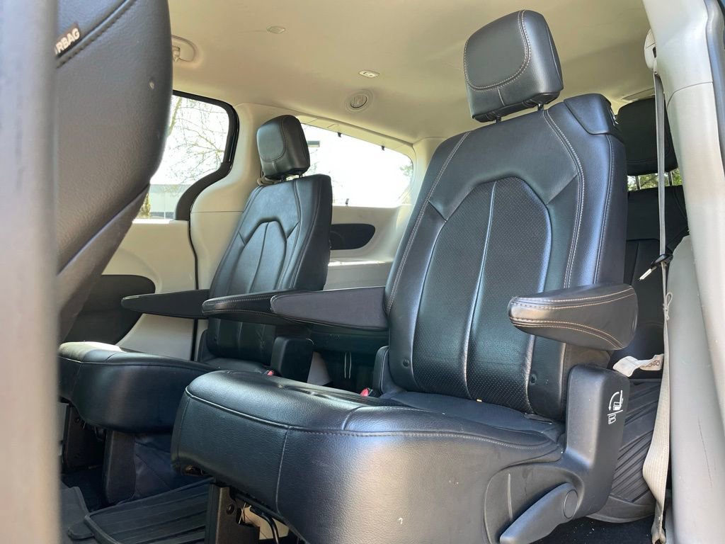 Used 2019 Chrysler Pacifica Touring-L image 19