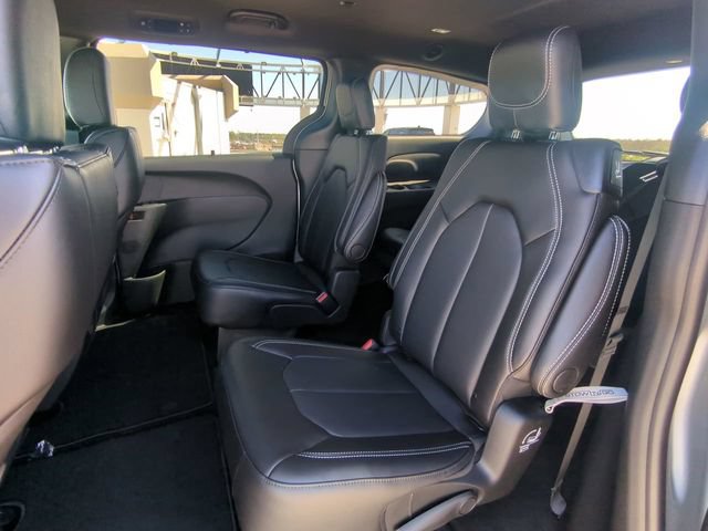 New 2026 Chrysler Pacifica Select FWD image 17