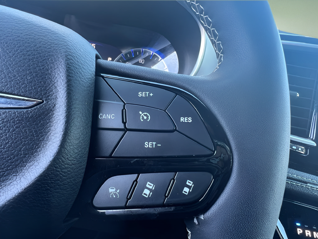Used 2025 Chrysler Pacifica Limited FWD image 23