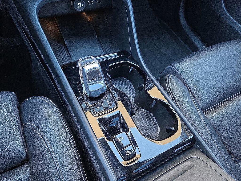 Certified 2023 Volvo XC40 B5 Plus w/ Driver Assist Package image 32