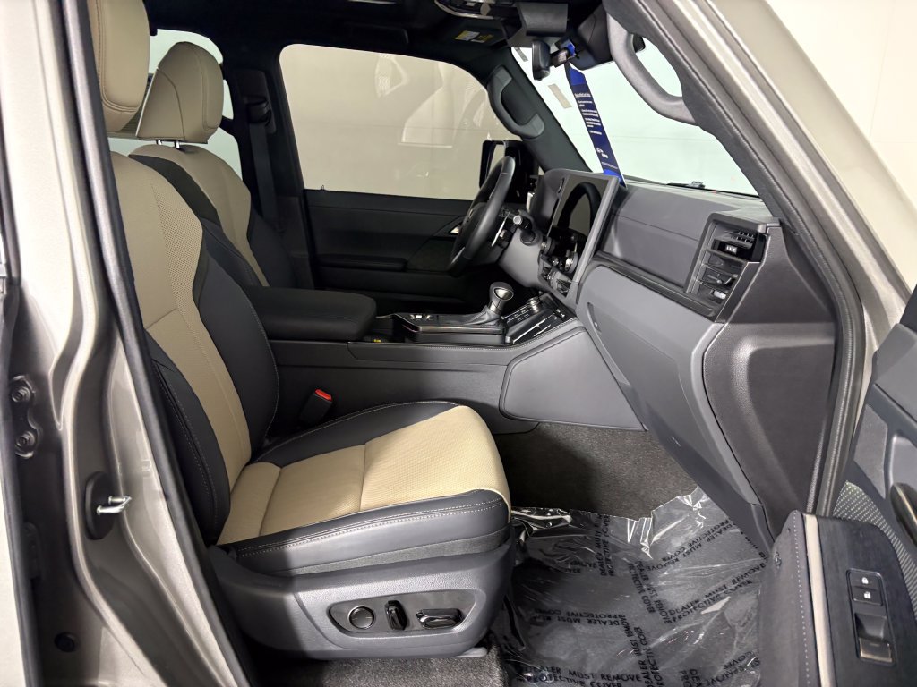 Used 2025 Lexus GX 550 w/ Accessory Package (CT) AWD/4WD image 38
