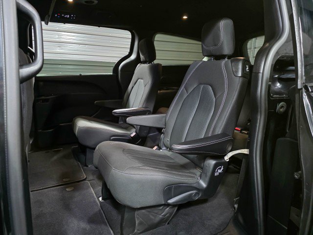Used 2020 Chrysler Pacifica Touring w/ S Appearance Package image 17