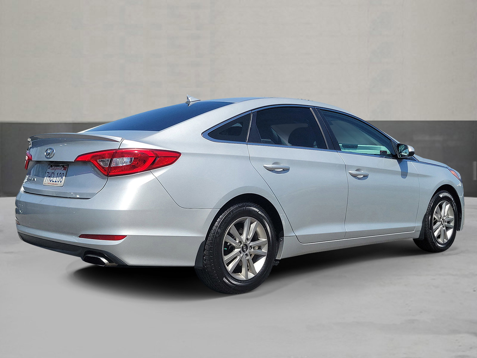 Used 2015 Hyundai Sonata SE w/ Option Group 02 image 2