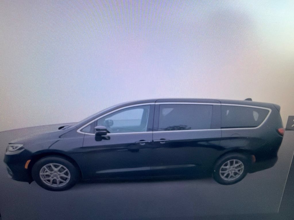 Used 2024 Chrysler Pacifica Touring-L FWD image 6
