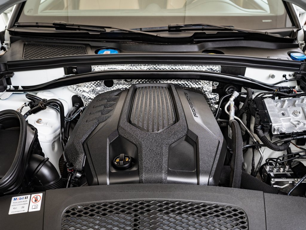 Certified 2024 Porsche Macan image 36