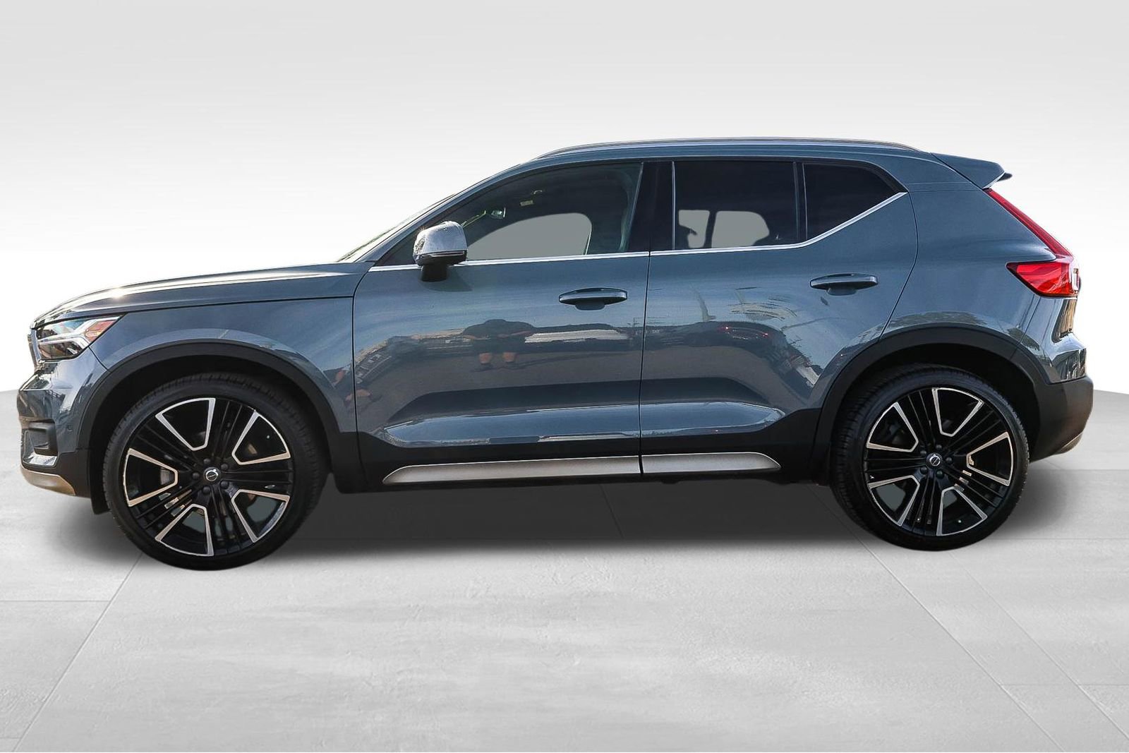 Used 2022 Volvo XC40 T5 Inscription w/ Advanced Package image 9