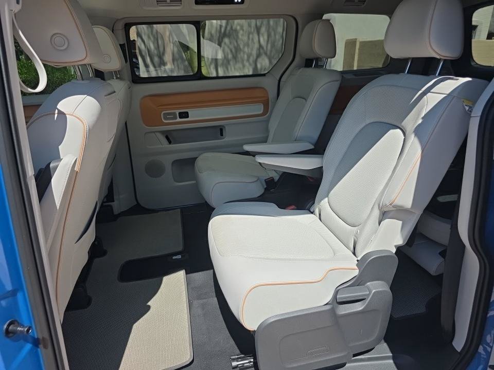Certified 2025 Volkswagen ID. Buzz Pro S Plus AWD/4WD image 3