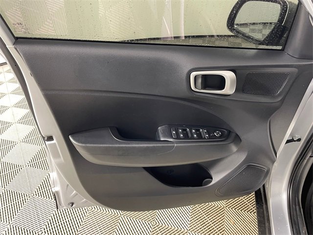 Used 2022 Hyundai Venue SE image 12