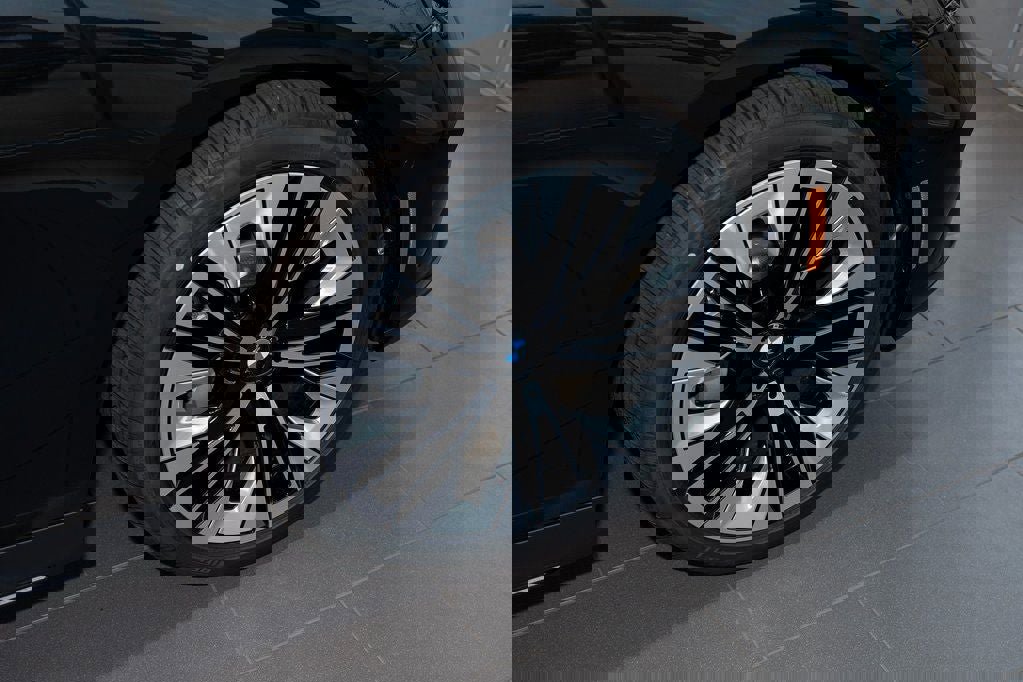 Used 2026 BMW 530i xDrive w/ Premium Package AWD/4WD image 6