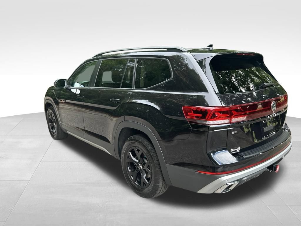 Used 2024 Volkswagen Atlas Peak Edition SE AWD/4WD image 3