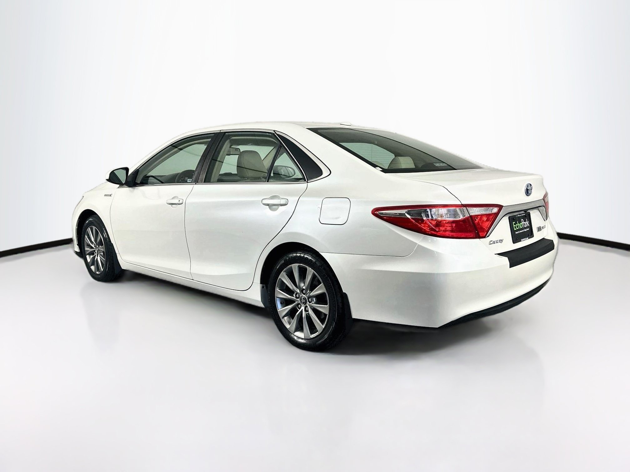 Used 2017 Toyota Camry XLE w/ Moonroof Package FWD image 5
