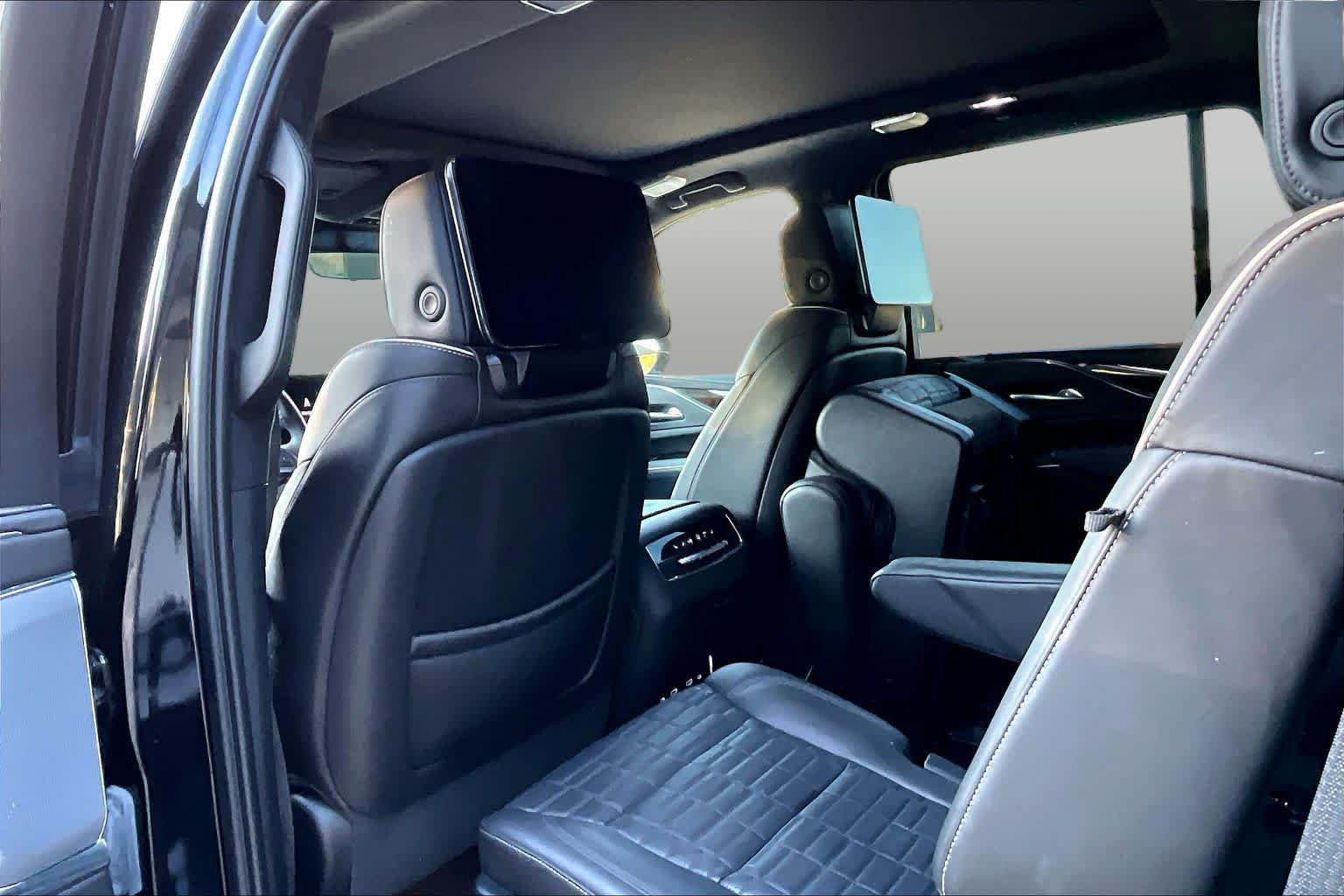 Used 2024 Cadillac Escalade Sport Platinum w/ LPO, ONYX Package AWD/4WD image 19