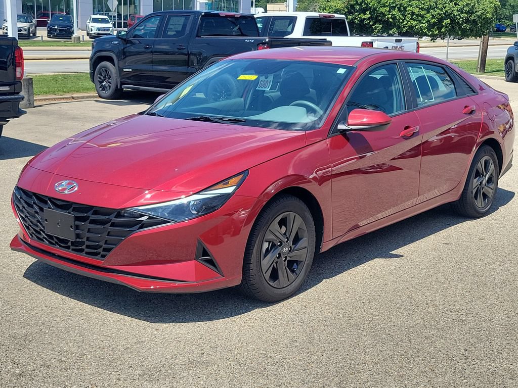Used 2023 Hyundai Elantra SEL w/ Cargo Package FWD image 2