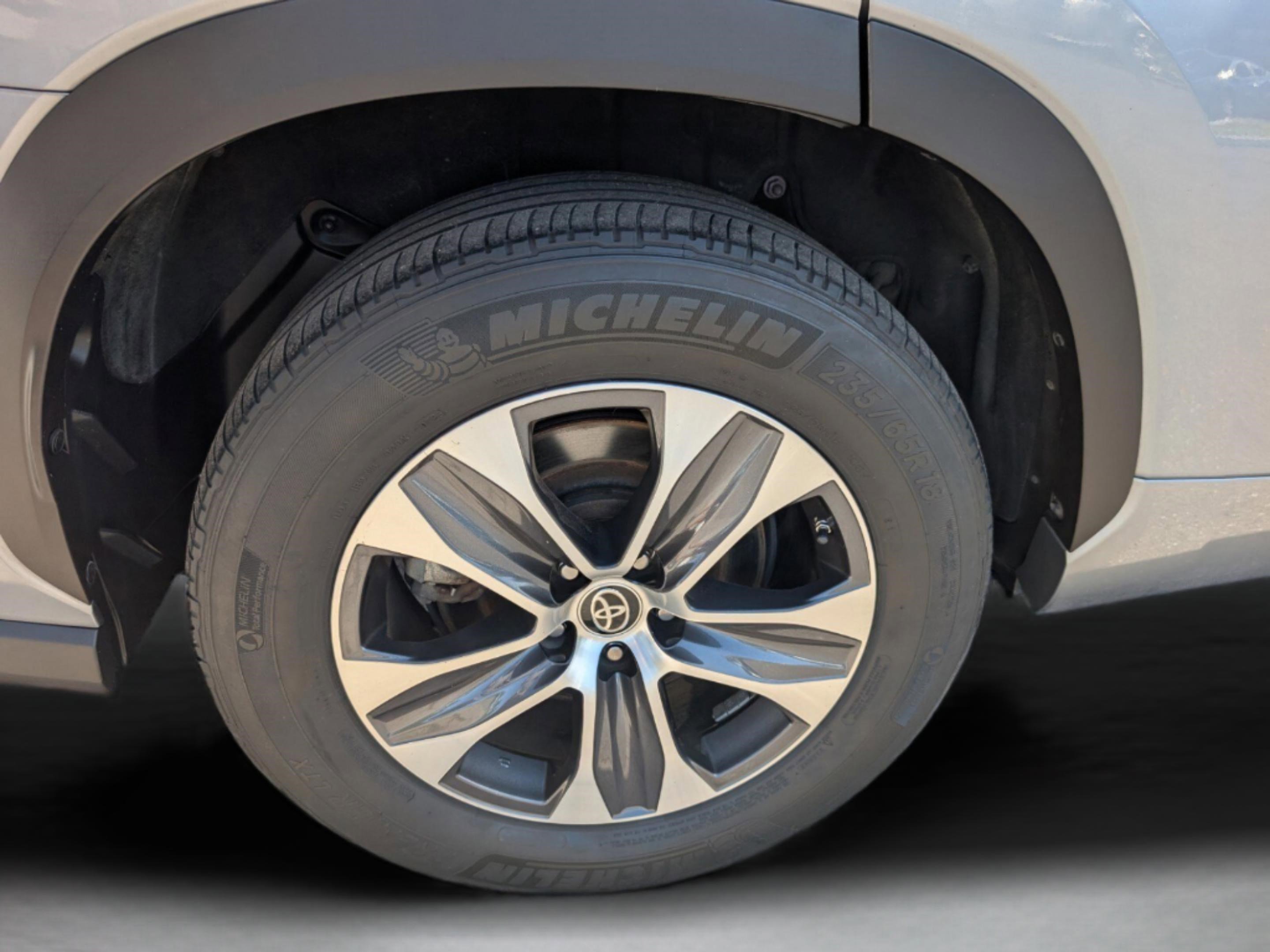 Used 2021 Toyota Highlander XLE FWD image 25