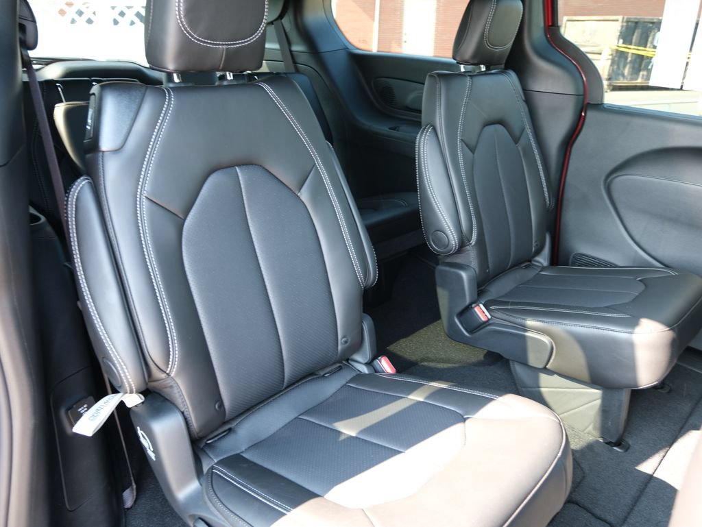 New 2027 Chrysler Pacifica Select w/ Family Tech Group FWD image 31
