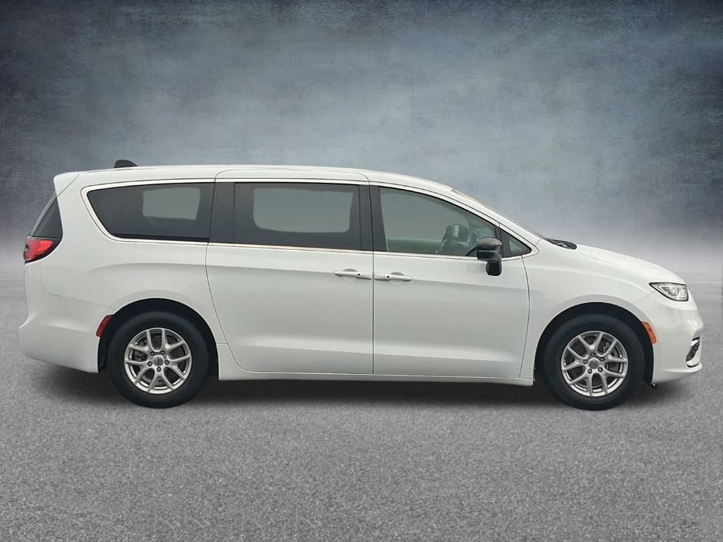 Used 2024 Chrysler Pacifica Touring-L FWD image 5