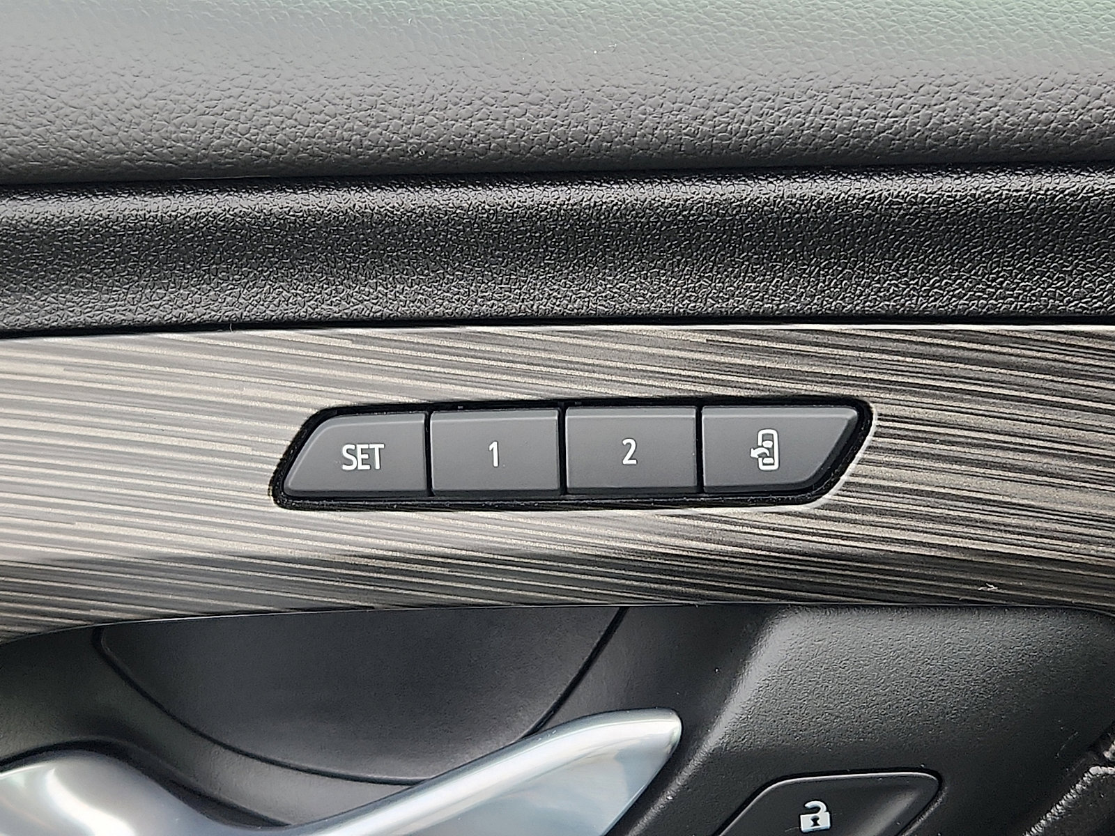 Used 2024 GMC Terrain SLT w/ Infotainment Package II image 30