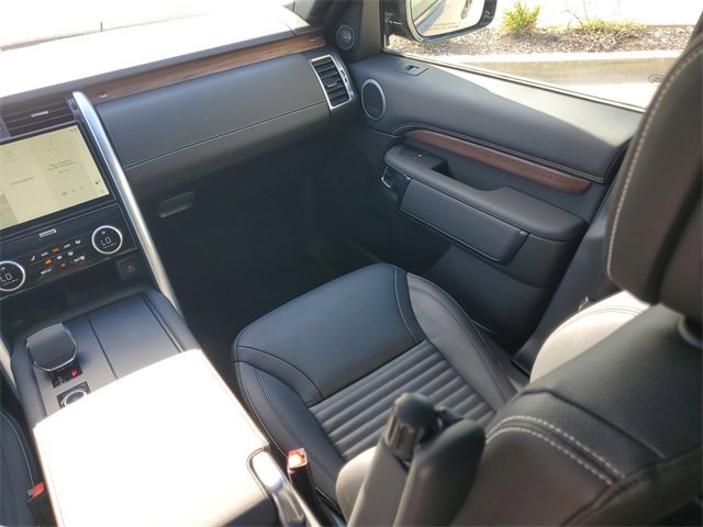 Used 2024 Land Rover Discovery Dynamic SE image 15