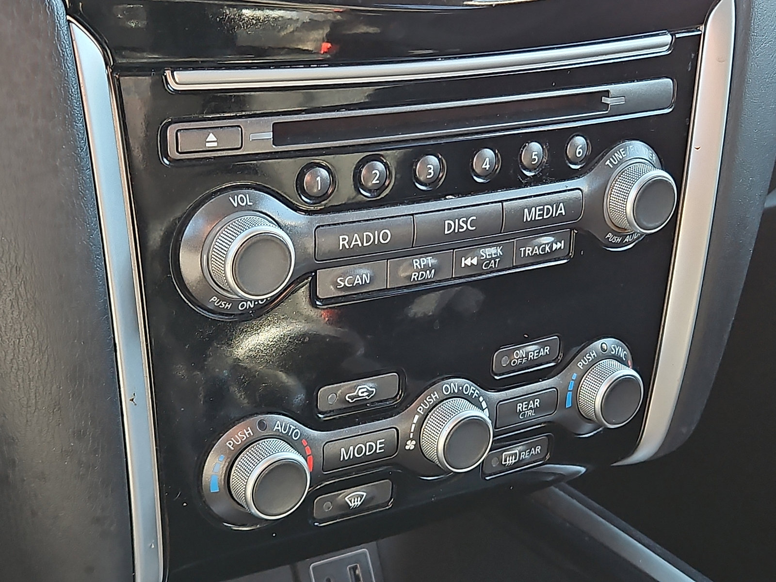 Used 2019 Nissan Pathfinder SV image 15