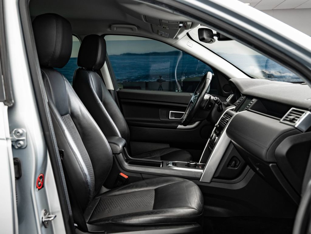 Used 2018 Land Rover Discovery Sport SE image 24