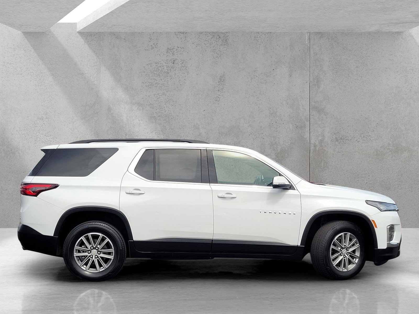 Used 2023 Chevrolet Traverse LT image 3