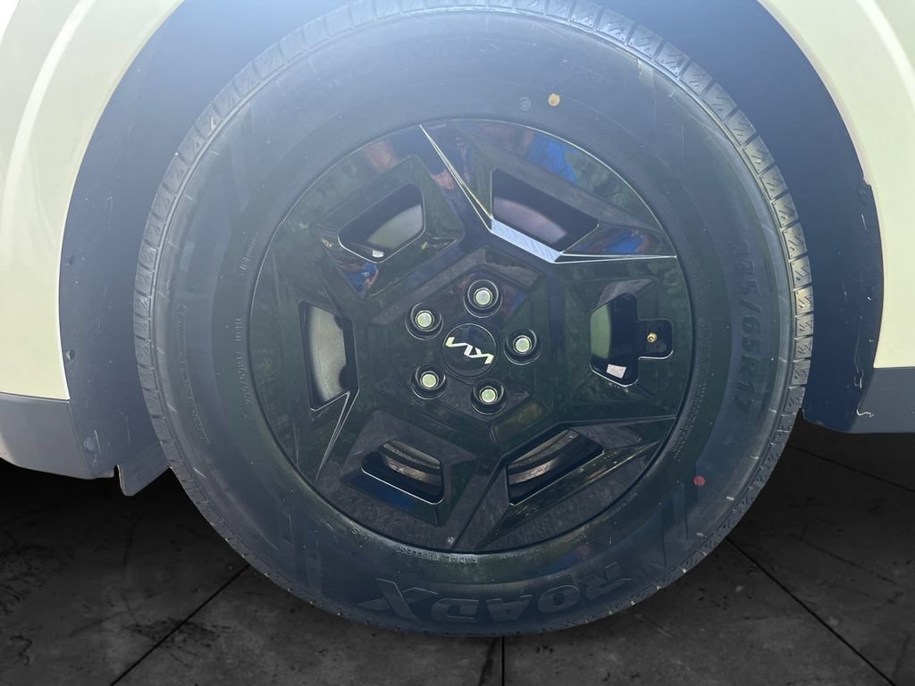 Used 2025 Kia Carnival FWD image 14