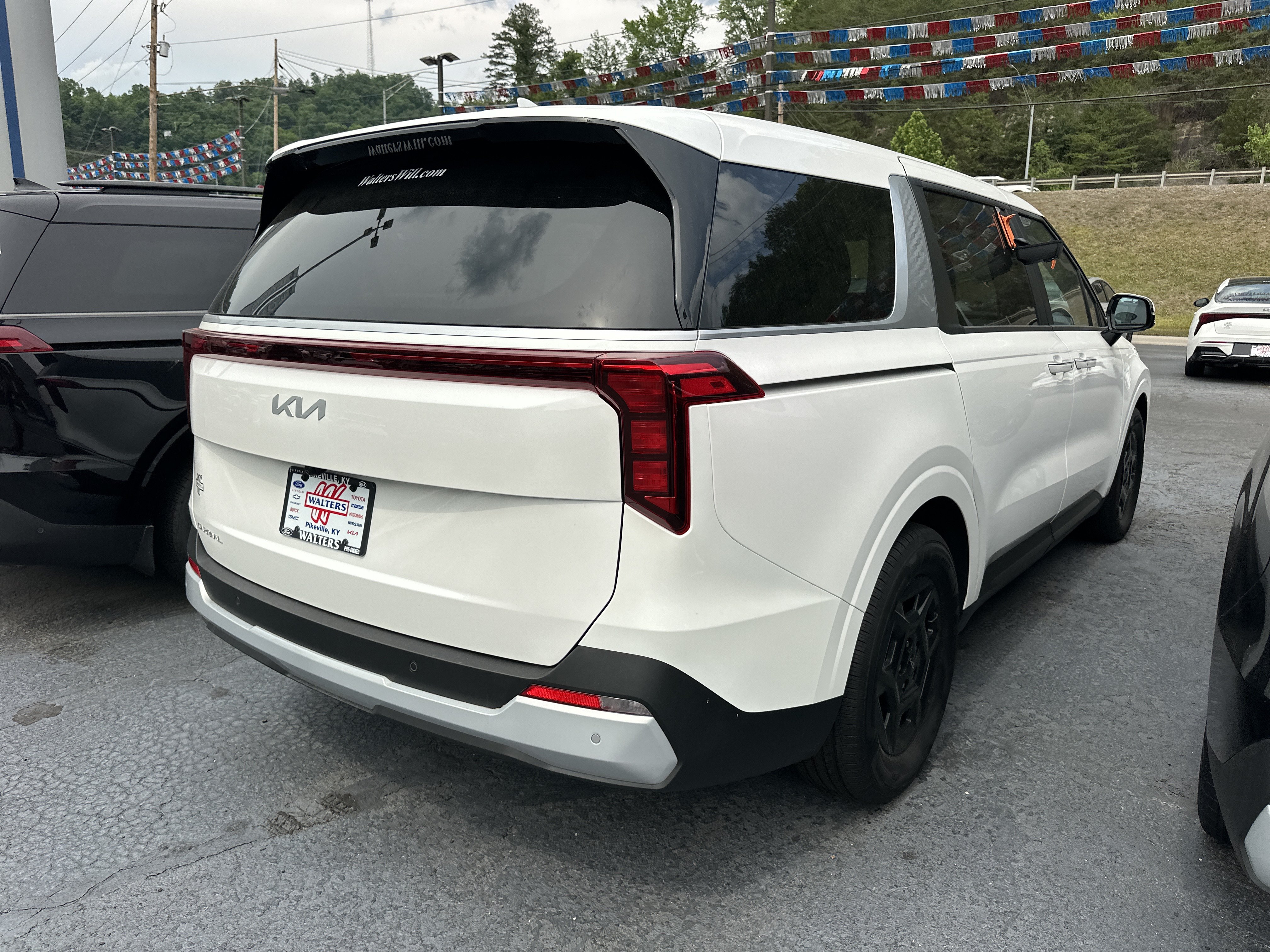 New 2026 Kia Carnival LX FWD image 2