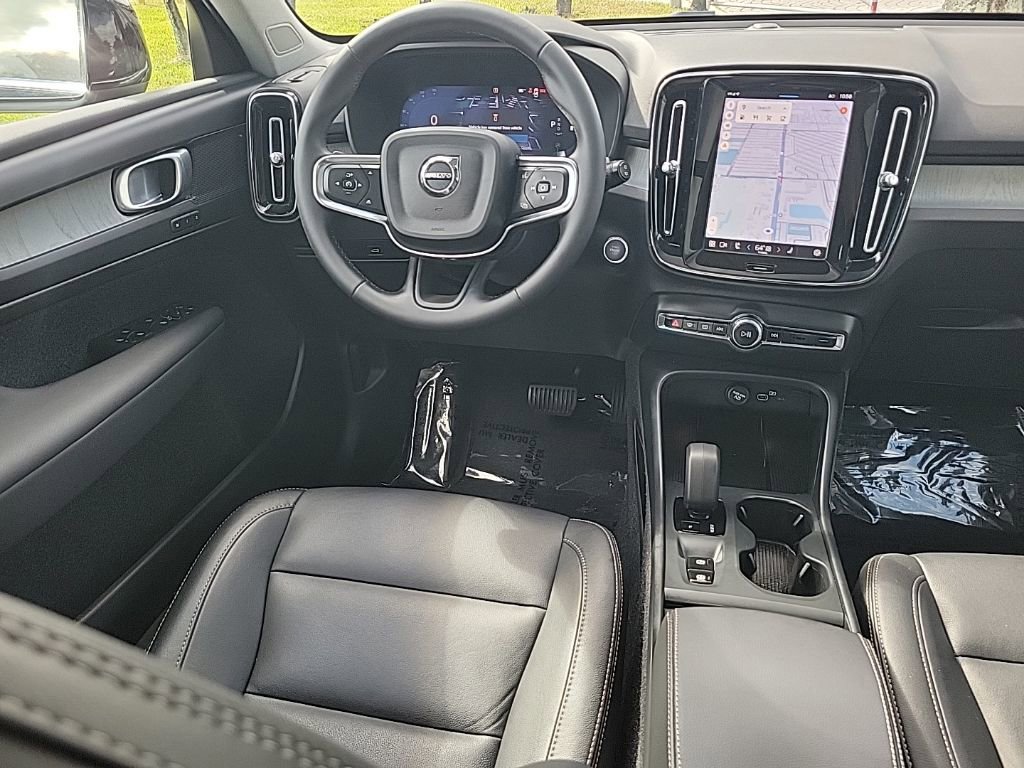 Used 2025 Volvo XC40 B5 Core image 10