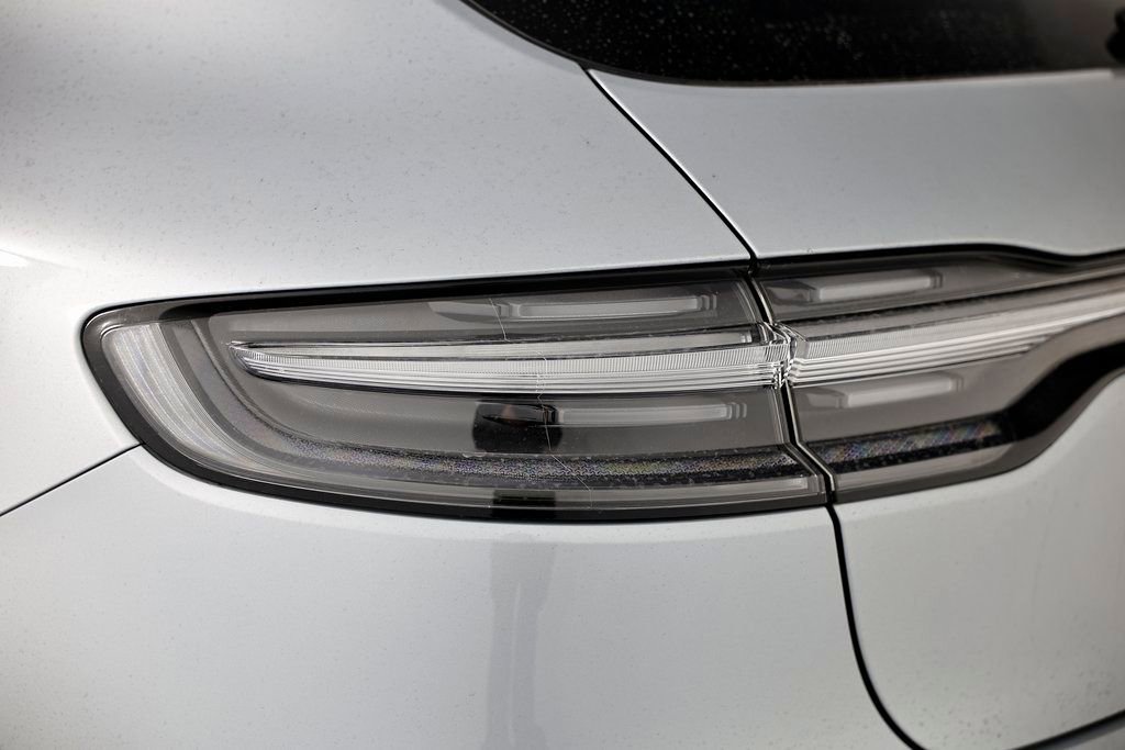 Certified 2025 Porsche Macan image 14