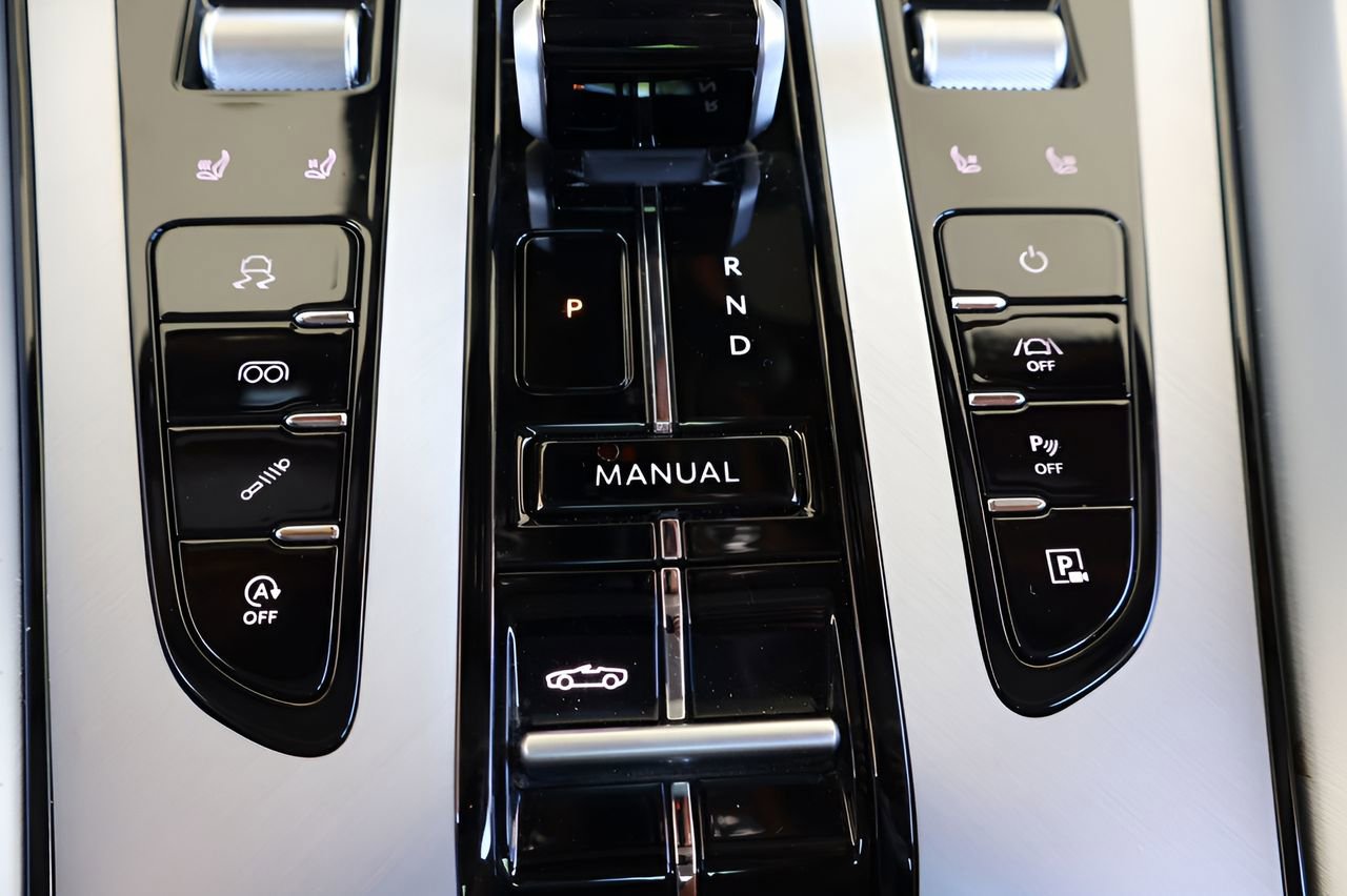 Used 2024 Aston Martin DB12 Convertible image 28