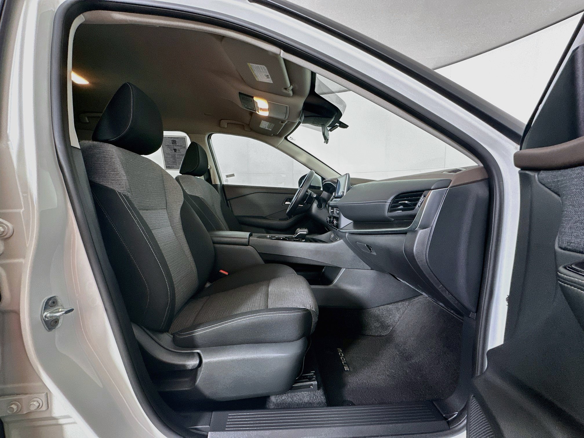 Used 2023 Nissan Rogue SV FWD image 31
