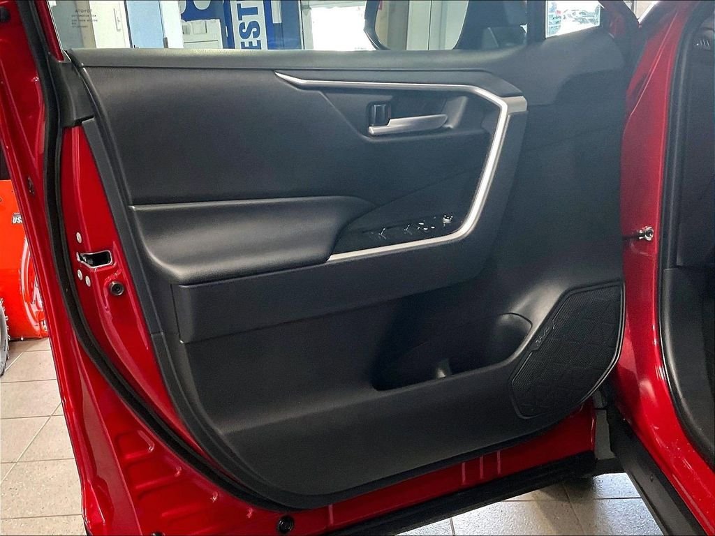 Used 2025 Toyota RAV4 XLE AWD/4WD image 9