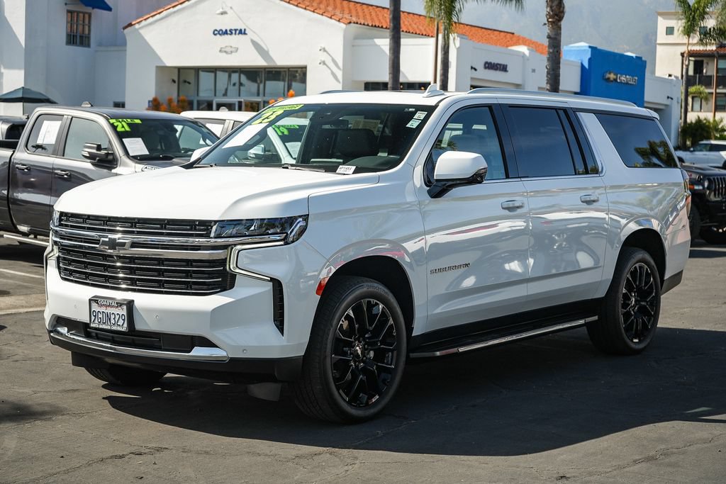 Used 2023 Chevrolet Suburban LT w/ Luxury Package RWD image 3