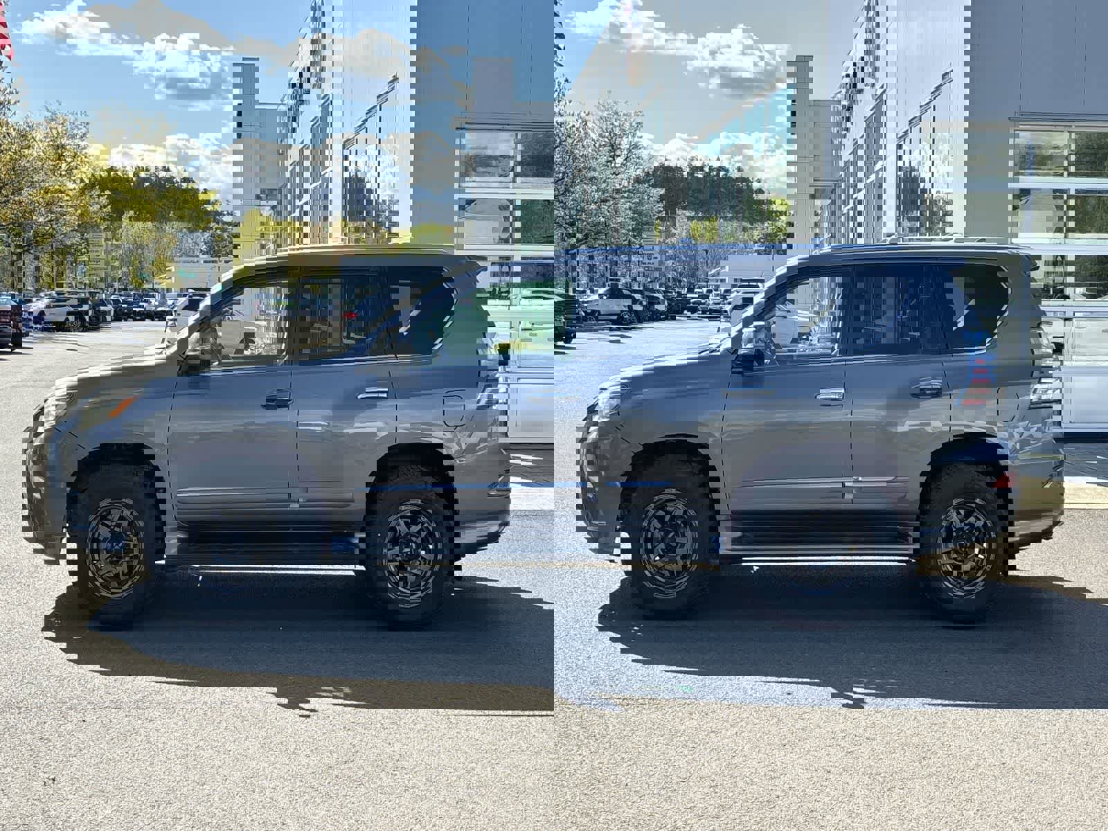 Used 2014 Lexus GX 460 Luxury image 2