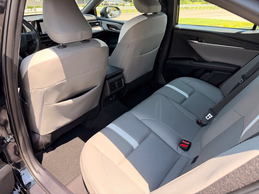 Used 2025 Toyota Camry SE AWD/4WD image 32