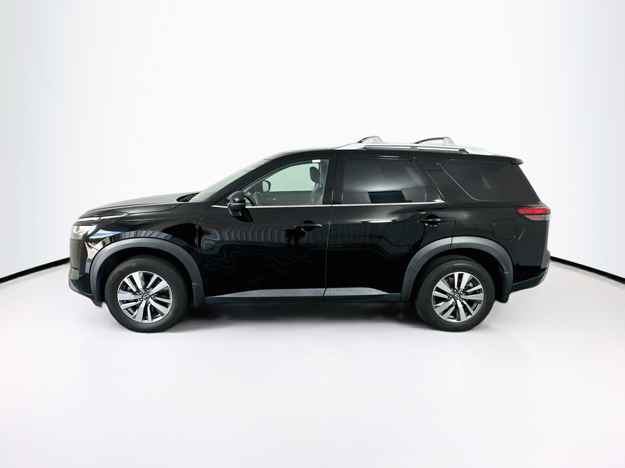Used 2023 Nissan Pathfinder SL w/ Black Appearance Package FWD image 4