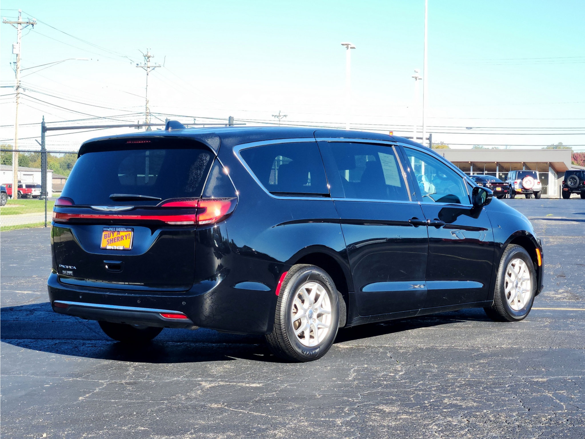 Used 2025 Chrysler Pacifica Select FWD image 9
