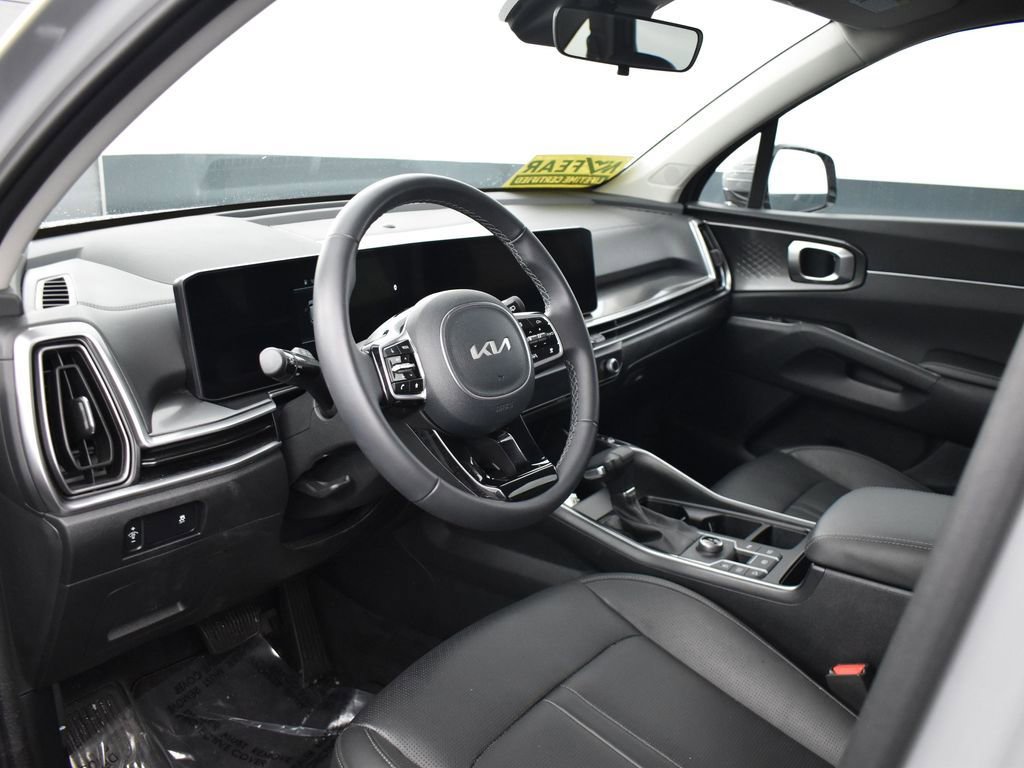 Used 2025 Kia Sorento S image 11