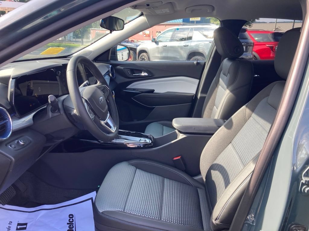 New 2026 Chevrolet Trax LT w/ Midnight Edition FWD image 3